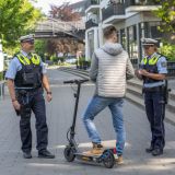 Polizei kontrolliert E-Scooter-Fahrer.
