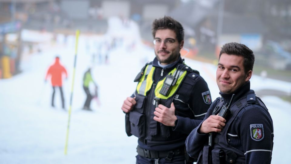 Besonderer Arbeitsplatz: die Polizeikommissare Niklas Beermann (links) und Moritz Bücker am Skihang in Winterberg